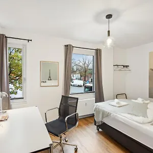 Kranich Mit 3 Zimmern, Infrastrukturlage Hh Langenhorn, Naehe Airport, Boxspringbetten Und Arbeitsplaetzen Mit Glasfaser Wlan Apartment